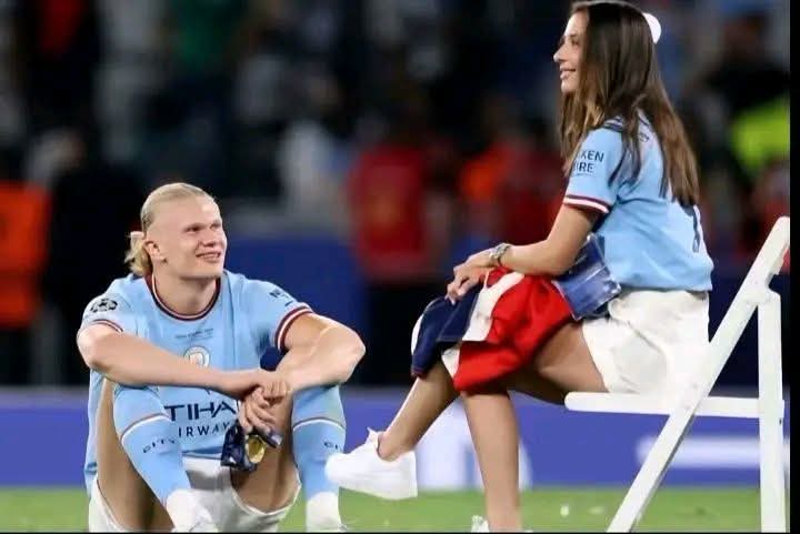 rsmmd9's tweet photo. الصوره دي عسوله اوي مانشتر سيتي كانت كسبت champions league في 2023 و ساعه الاحتفال هالاند جاب كرسي لحبيبته علشان يقعدها عليه وهو قعد في الارض قدامها و بيبصلها
 like she is his biggest achievement 🫶🏻🫶🏻 https://t.co/4xybhcdkrU
