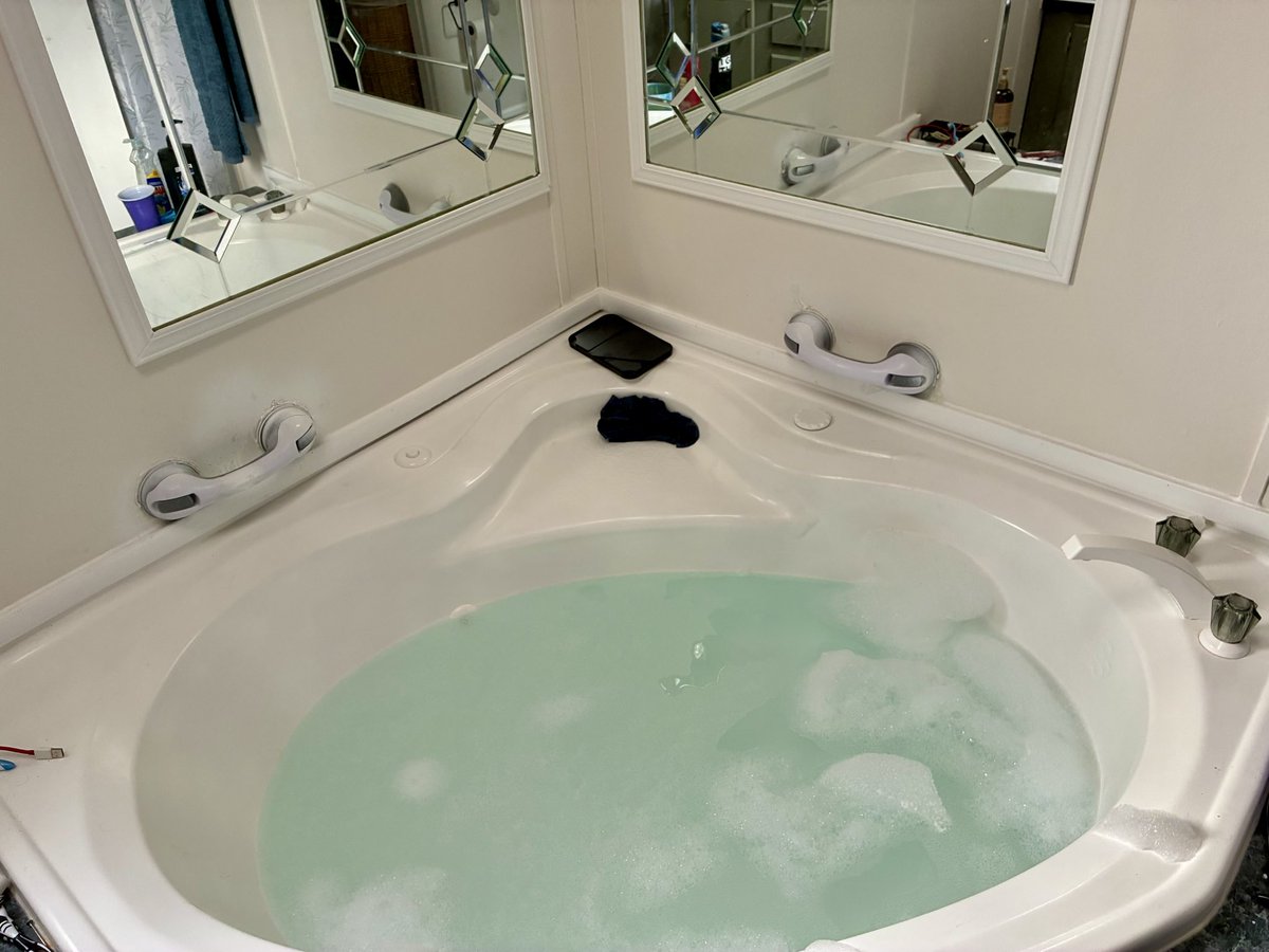 IvanSeg50678773's tweet photo. @amy1aaa How about once we finish at the pool we spend time in my Jacuzzi tub at home drinking margaritas daiquiris piña colada’s whatever you want https://t.co/cfNGY38SWC