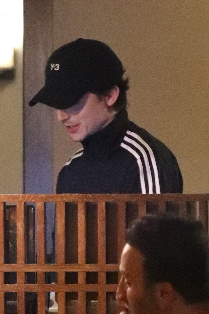 timotheenation's tweet photo. Timothée Chalamet spotted in Los Angeles. https://t.co/3i7zN6mb0v