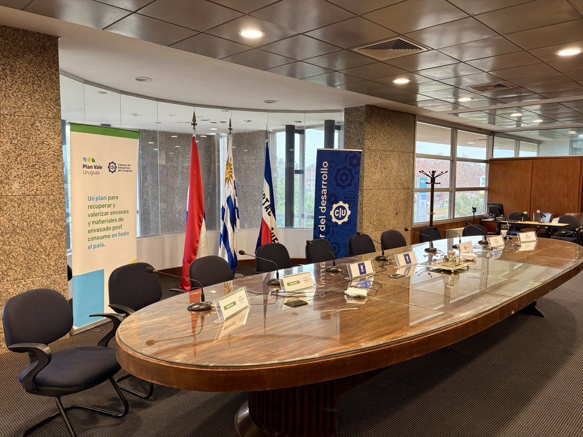 planvaleuy's tweet photo. #AHORA ▶️ Listos para celebrar la firma del convenio entre Plan Vale y la Intendencia de Artigas. https://t.co/dbYwJmhw34