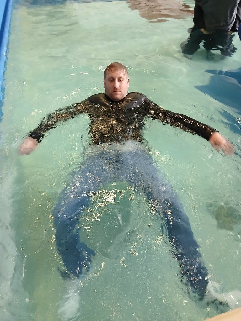 NickWetlook's tweet photo. Wetlook pool party 💦👕👖💧🧦👟💦😊 #nasseklamotten #nickwetlook #klitschnass #wetfun #wetlook #wetclothes #soaked #wetguys #wetmen #klamottenbaden #swimmingfullyclothed #poolparty https://t.co/dJ3gZL7yZn