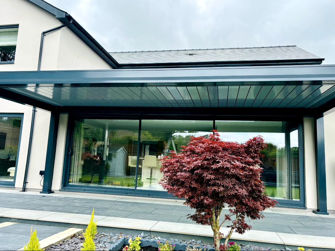 BlindsBySolar's tweet photo. Clean lines, seamless design and year-round comfort 🧡
Our bespoke Artares Louvred Roof Awning transforms this outdoor space into a stylish extension of your home ☀️ https://t.co/E1sMceSHB1