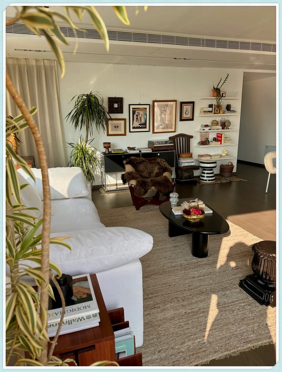 Haesslon's tweet photo. My lazy Sunday mood: curled up on the sofa, warm coffee in hand, and a good book to finish. No plans, just cozy vibes at home ， https://t.co/8ohmxJ5WkG