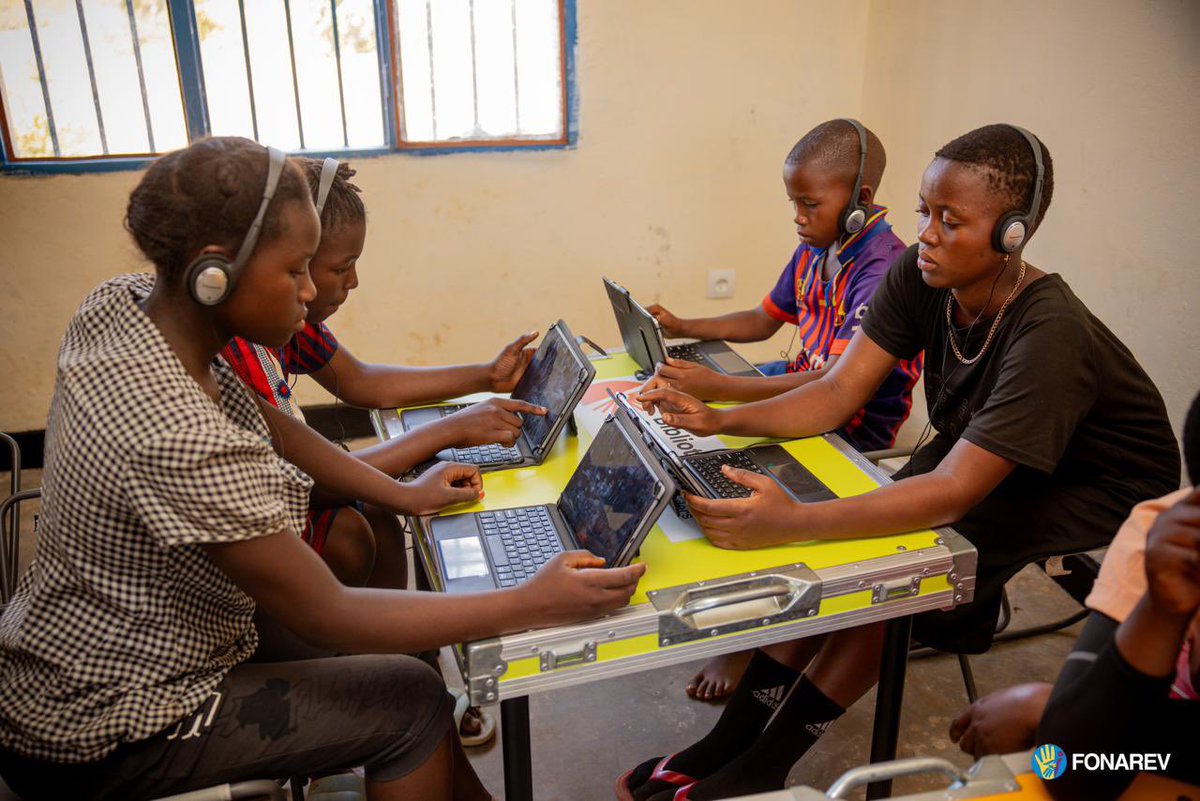 FonarevRDC's tweet photo. Au camp de réfugiés de Musenyi, la délégation du FONAREV a constaté l’impact concret du projet inter-agences des Nations Unies.

Quelques résultats :
-  20 394 réfugiés accompagnés
- 22 000 enfants soutenus
- 88 358 consultations médicales
- 12 315 enfants vaccinés
- Plus de 3 200 personnes formées à des activités génératrices de revenus
- Une centrale solaire de 100 kW et 113 lampadaires installés

Des actions concrètes au service de la protection, de la dignité et de la résilience des victimes congolaises réfugiées au Burundi.
