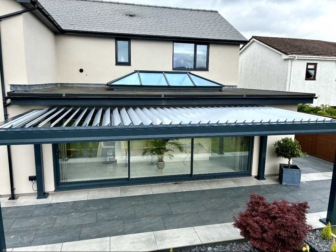 BlindsBySolar's tweet photo. Clean lines, seamless design and year-round comfort 🧡
Our bespoke Artares Louvred Roof Awning transforms this outdoor space into a stylish extension of your home ☀️ https://t.co/E1sMceSHB1