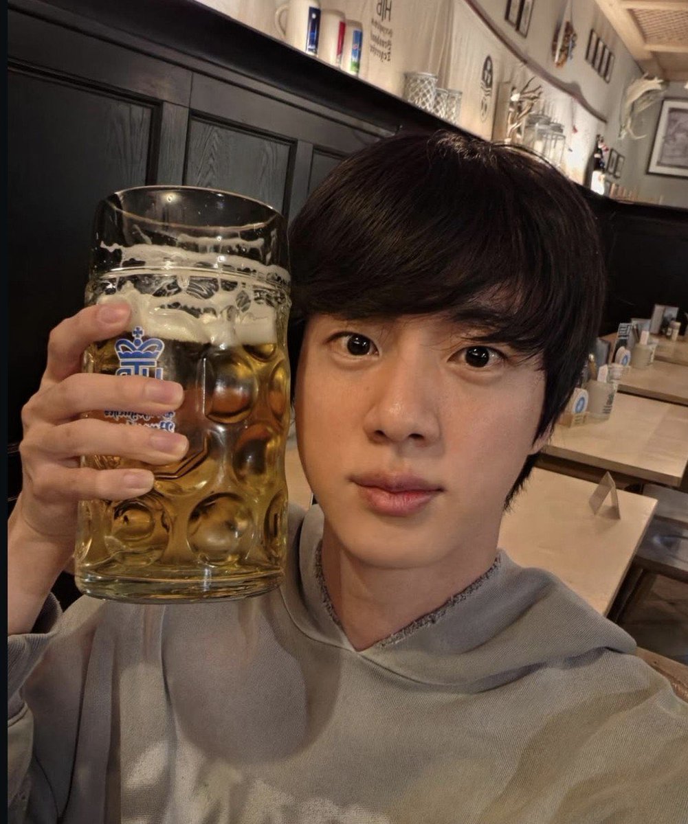 writingbyrkive's tweet photo. O Jin mandou avisar: TA LIBERADO BEBER! https://t.co/gr3DnHWzVe