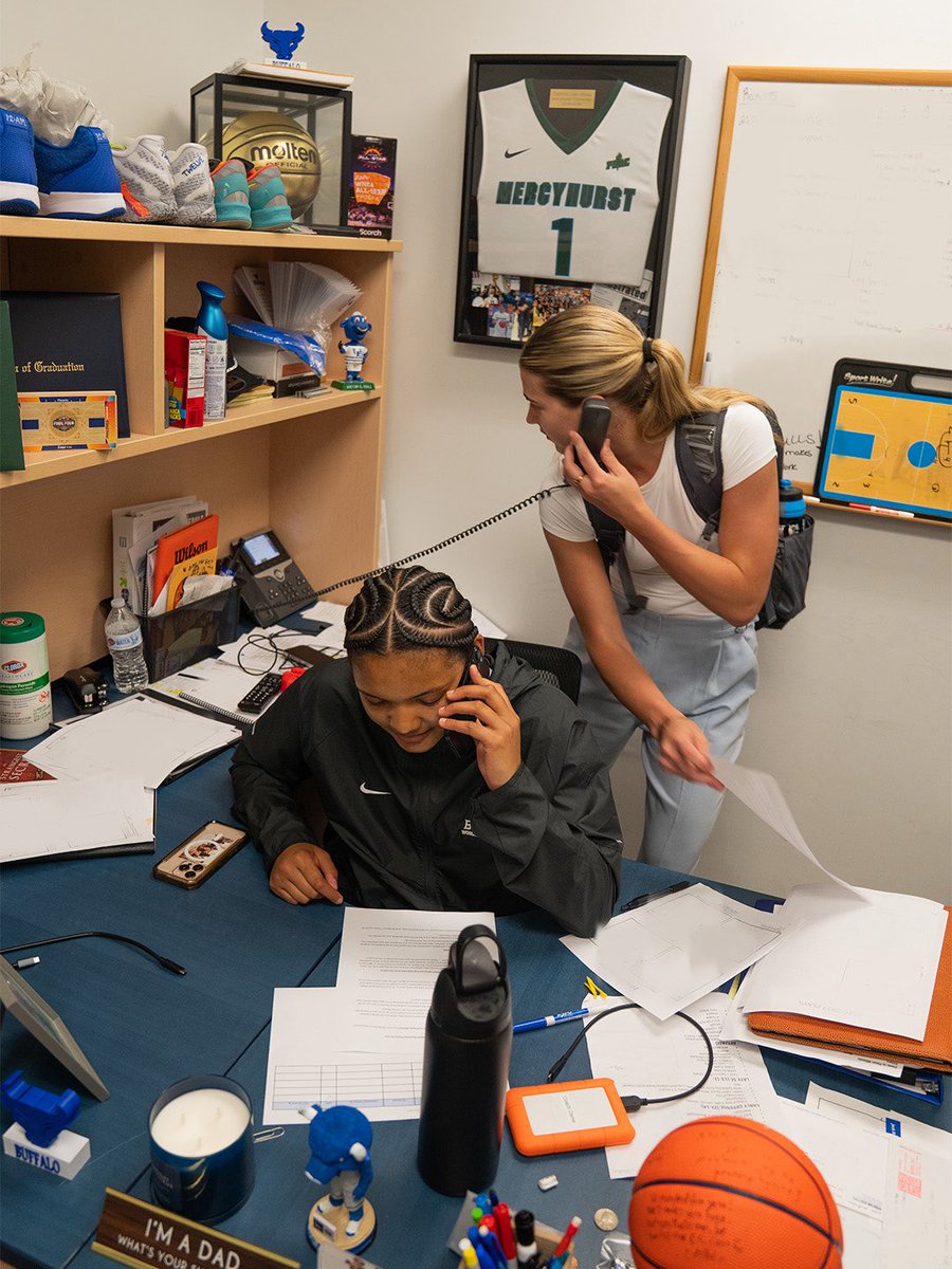 UBuffaloWBB's tweet photo. 𝘾𝙖𝙡𝙡𝙞𝙣𝙜 𝙖𝙡𝙡 𝘽𝙪𝙡𝙡𝙨 𝙛𝙖𝙣𝙨 📞 

Leave your phone on ring and renew/sign up for your season tickets today 🤘

🎟️ https://t.co/2QzmMlkhVL

#UBhornsUP | #PACE https://t.co/hiq1QtlXGZ