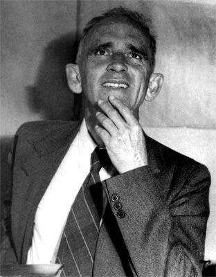 otraparte's tweet photo. "¡Intuyan! Hay señales de que una ola humana descontenta, enferma, se dirige a esta inocente tierra de los monos-hombres". — #FernandoGonzález Foto: Archivo Histórico #Otraparte https://t.co/TuwdXPZy1m