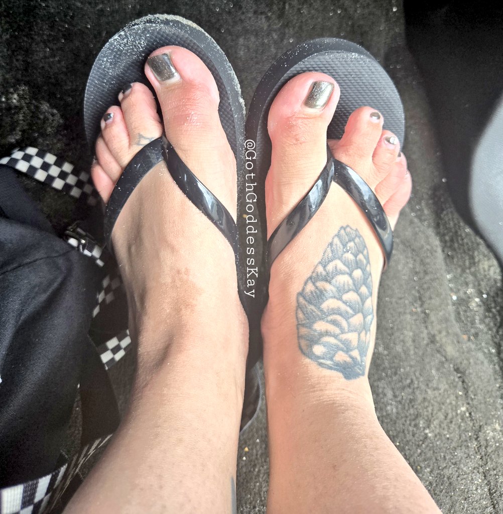 GothGoddessKay's tweet photo. Suntanned soles 🏖️ https://t.co/vNxtIrpZzq