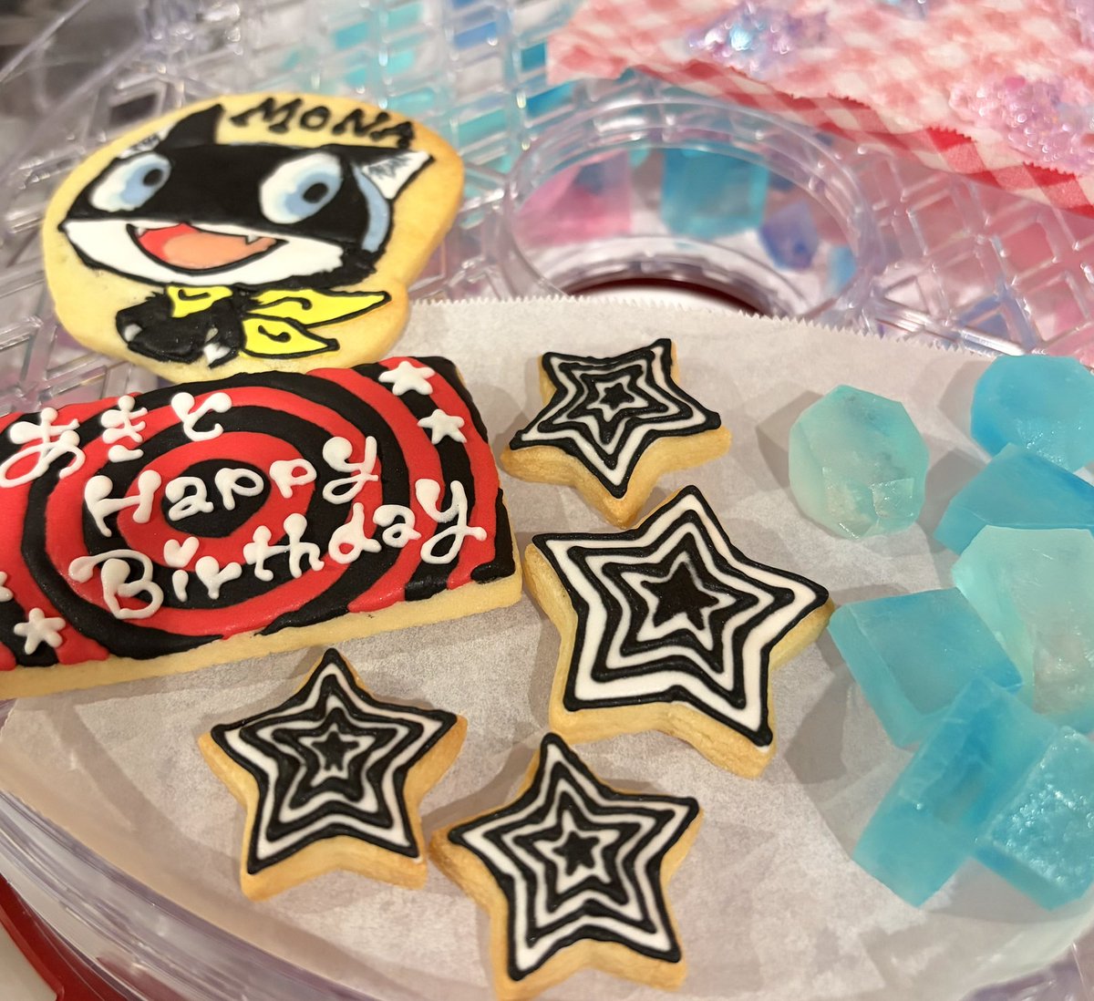 meg_ssa's tweet photo. 知らん間に3時になってるやーん🫠
0時までは時間見てたのに…💦
13が当日やけど月曜平日なので
明日お誕生日会🎂
息子たちがギリギリにしか
動かないとこ…私のせいか！？(笑)
あとは明日ケーキ仕上げるー
あ、ロウソク買ってない💦 https://t.co/HhXu79iELh