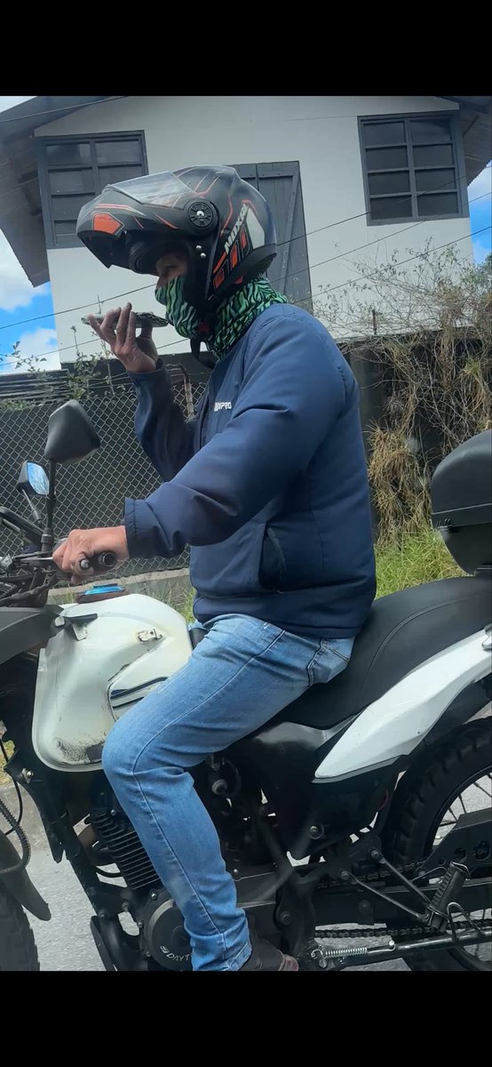 Krlaf25's tweet photo. Usando el celular en plena Simón Bolívar.. y luego se quejan de los accidentes!!!  @AMT_Quito @PoliciaEcuador @MunicipioQuito @JeronimoMeneses @BNPeriodismo https://t.co/FksRWSALlE
