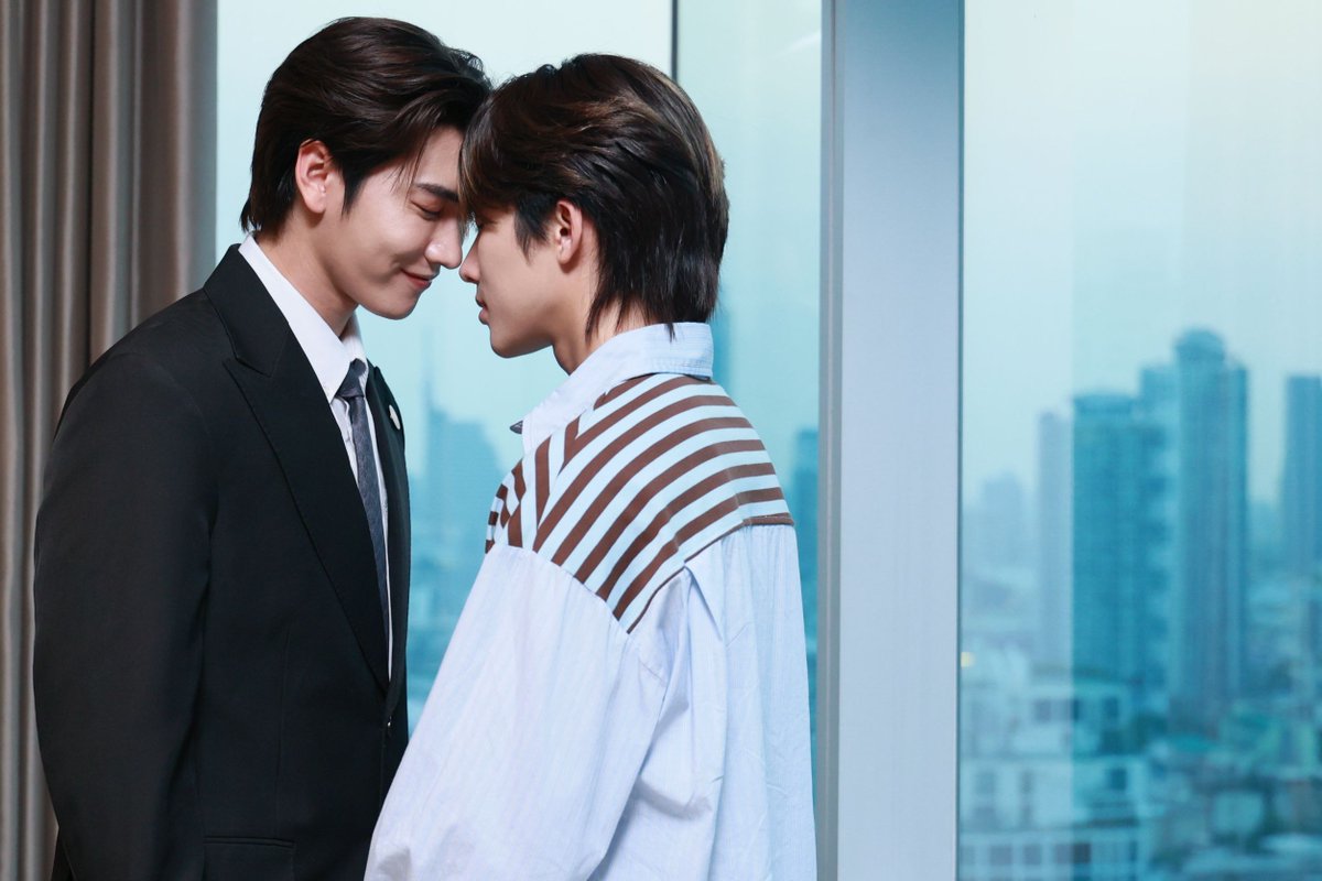 SuperstarnewsTH's tweet photo. เรื่องย่อ “พี่ฟากชอบเธอมู่” Final EP
ออกอากาศวันเสาร์ที่ 11 กรกฎาคม 2569 เวลา 22.25 น. ทางช่อง 3
“เฮียฟู่-มูมู่” เสิร์ฟโมเมนต์เซอร์ไพรส์พิเศษ!
หวานส่งท้ายใน “พี่ฟากชอบเธอมู่ Final EP" 

หลังปฏิบัติการจับกุมเครือข่ายมาเฟียขนส่งยาระดับชาติสำเร็จ ทุกอย่างในโรงแรม Golden Peony กลับคืนสู่ความสงบอีกครั้ง ขณะที่ความสัมพันธ์ของ เฮียฟู่(บอส-ชัยกมล) กับ มูมู่(โนอึล-ณัฐรัชต์) มาถึงจุดเปลี่ยนอีกครั้ง
เมื่อเฮียฟู่แอบเตรียมเซอร์ไพรส์ครั้งสำคัญไว้ให้คนรัก ด้วยการพามูมู่ไปยังสถานที่พิเศษที่เต็มไปด้วยความหมาย พร้อมคำพูดที่อาจเปลี่ยนอนาคตของทั้งคู่
ขณะเดียวกัน ความรักรอบตัวก็เริ่มเติบโตขึ้น โดยเฉพาะ ไท่(เทอร์โบ-ชนกชนม์) กับ ยู(โน่-ภูหลวง) ส่วน เทียน(โดนัท-ศุภวิชญ์) ได้กลับมาเจอรักครั้งใหม่และตัดสินใจว่าจะไม่ยอมปล่อยมือ ตรงข้ามกับ ตี๋(ภูมิ-วชิรปัญญา) และ เจี๊ยบ(เอฟเฟค-นราวิชญ์) ที่เต็มไปด้วยความสับสน เมื่อข่าวการย้ายโรงเรียนของเจี๊ยบทำให้ตี๋ต้องบอกความรู้สึกบางอย่างที่เก็บไว้มานาน 
ท่ามกลางความรัก มิตรภาพ และครอบครัว ทุกคนกำลังเดินไปสู่ช่วงเวลาที่มีความหมายที่สุดในชีวิต

ติดตามบทสรุปรักวุ่นวายชวนชุลมุนหัวใจใน “พี่ฟากชอบเธอมู่” FINAL EP วันเสาร์ที่  11 กรกฎาคมนี้ 22.25 น. ทางช่อง 3 และ เวลา 22.55 น. ดูออนไลน์ Uncut Version ได้ทาง Viu เท่านั้น

ติดตามทุกความเคลื่อนไหวของ พี่ฟากชอบเธอมู่ | Crazy Love, Moo-Moo!
ได้ทุกช่องทางของ Blue and Co.
X : @BlueandCoTH
FB : Blue and Co.
IG : blueandco.official
TT : @blueandco.official

#พี่ฟากชอบเธอมู่
#CrazyLoveMooMoo
#BlueandCo