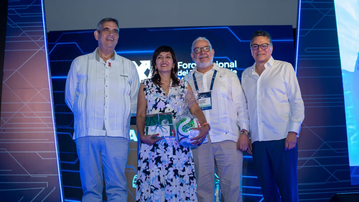 SICTmx's tweet photo. La subsecretaria de Comunicaciones y Transportes, @taniacarro_, participó en la inauguración del XXVI Foro Nacional del Transporte de Mercancías de la @ANTPMexico, un espacio importante que impulsa la competitividad logística y el desarrollo de oportunidades en el país 🚛🚚 https://t.co/Npp97q5Xyj
