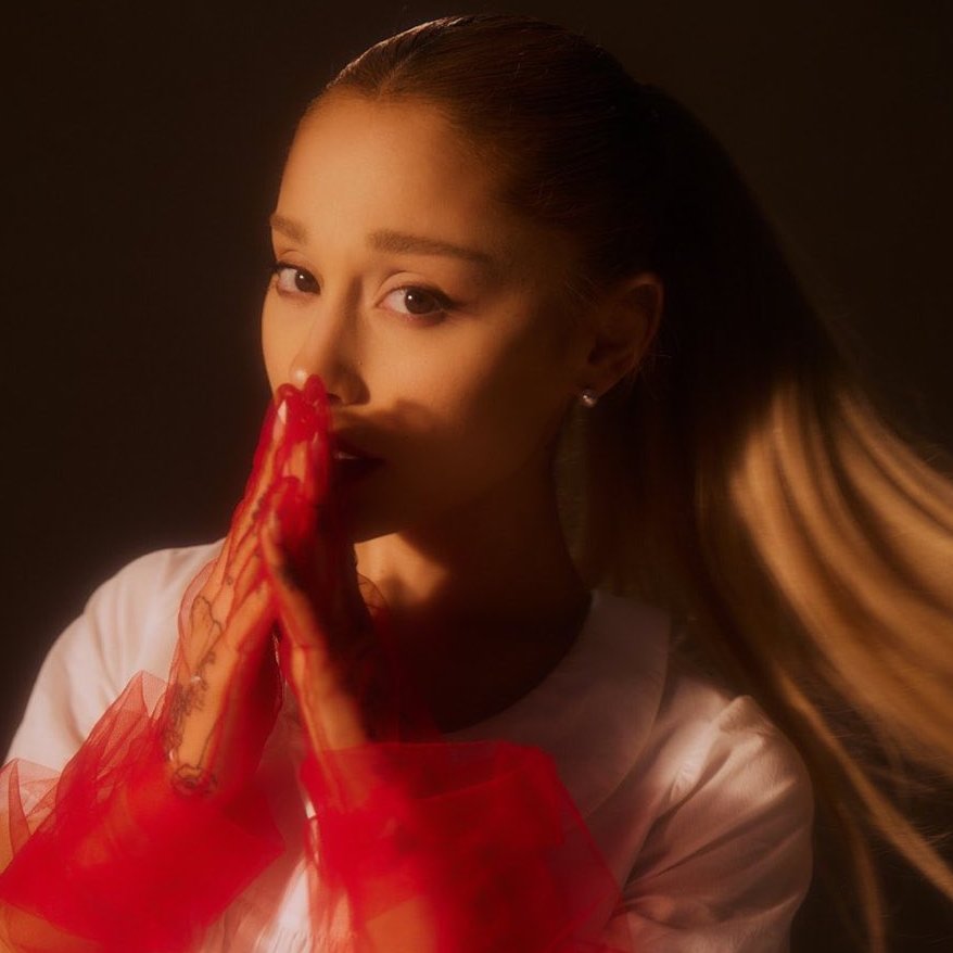 sboficial's tweet photo. Ariana Grande deixa o elenco da 13ª temporada de American Horror Story por conflitos de agenda.