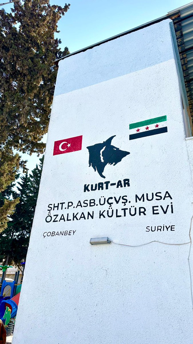 kurtar_1071's tweet photo. Suriye Çobanbey
Kurt-Ar Şht.P.Asb.Üçvş. Musa Özalkan Kültür Evi..

Evinden, köyünden çıkarılsa da ülkesini terketmeyenlerin, çocuğuyla, kadınıyla canı pahasına vatanını savunanların, Suriye Türkmenleri'nin bölgedeki sığınağı... Dernek gönüllümüz, şehidimiz Musa Özalkan’ın vasiyeti üzerine açtığımız, “Kültür Evi” deyip, Turan merkezi saydığımız, savaşın ortasında bile mutlu çocuk seslerinin yükseldiği kutlu yuvamız…

Çocuklar neredeyse güneşle beraber kültür evine koşar, anneler Kurt-Ar'ı bekler akşam yemeği için, babalar geçerken kapısını kontrol eder. Böyle bir yuva Kültür Evi. 

2018 yılında, dernek gönüllümüz ve şehidimiz Musa Özalkan'ın vasiyeti üzerine açılmış. Kütüphane, bilgisayar salonu, anaokulu, konferans salonu, çocuk parkı, misafirhane gibi bölümlerden oluşuyor. Suriye Türkmenleri için ne kadar önemli olduğunu dört yıl önce burayı ilk gördüğümde anladım. 

Bölgede Türkmen varlığının teminatı olan nesil burada yetişiyor. Savaşla doğan, savaşla büyüyen çocuklar, gençler... Her alanda kendilerini geliştirecek imkanları var Kültür Evinde. Suriye'de ne işiniz var diyenlere uzun uzun anlatasım var onları.

"Sonra Kurt-Ar geldi ve tekrardan çocuk olduğumuzu hatırlattı." diyen çocuklar için, 

Suriye'de Türk olduğu, Türkiye'de Suriye'li olduğu için yargılanan,
"Ben Türk'üm!" diye haykıran soydaşlarımız için...

Suriye'de daha çok işimiz var.

Güntülü
Kurt-Ar Gönüllüsü