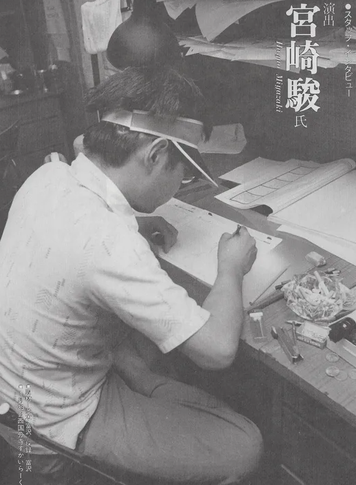 mantengorilla's tweet photo. 70年代後半〜80年代前半は、テニスブームの影響で多くの日本人がサンバイザーをかぶっていました。宮崎駿監督や、手塚治虫さんもかぶっていたようです。 https://t.co/EdaUah5xTE