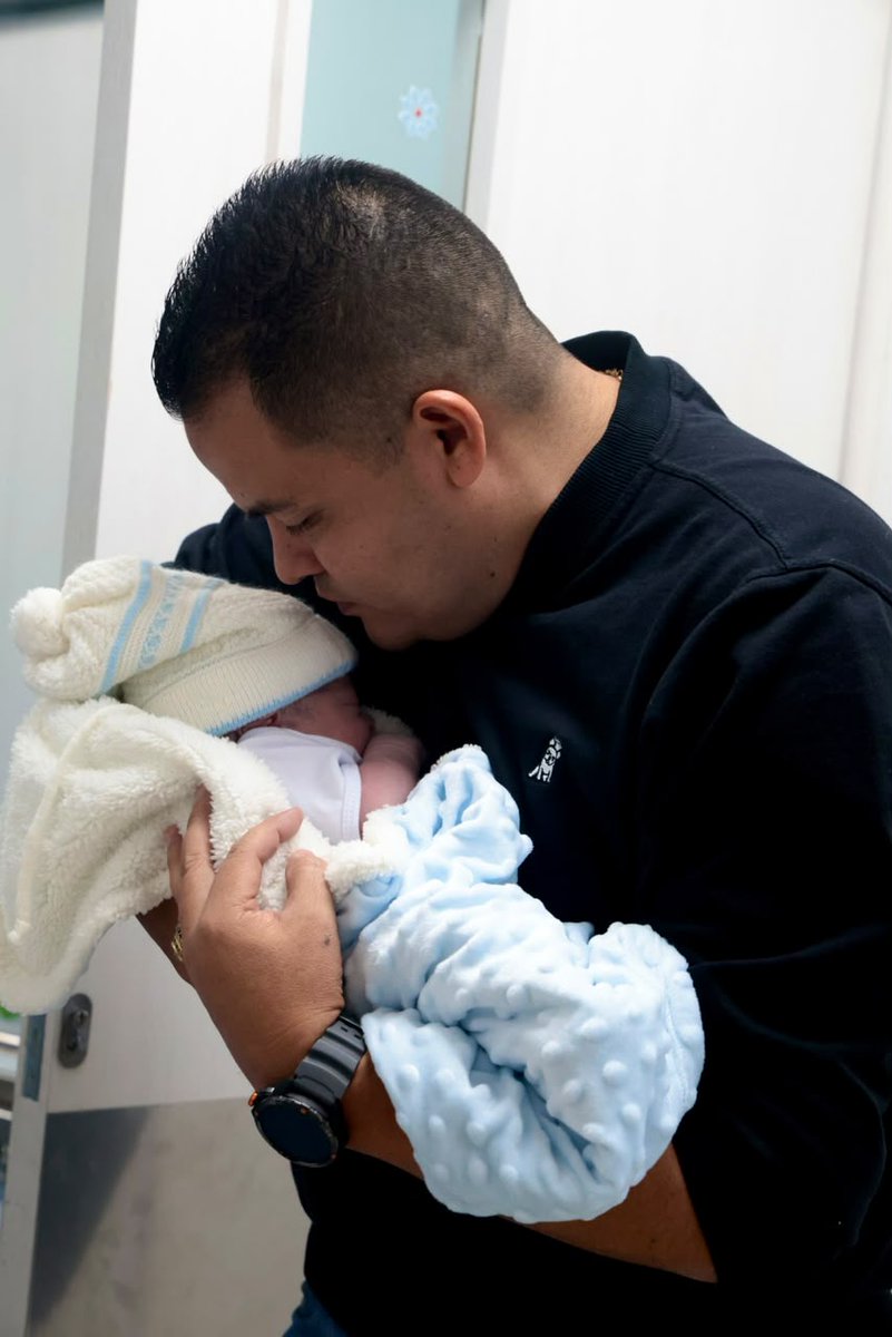 ClinicasColina's tweet photo. ¡El amor tiene nombre y pesa 3.675 kg! 👣 Estamos felices de compartir la llegada de Elías Josué, una nueva vida que llega para llenar de luz a sus padres. En Clínicas Colina, nos enorgullece ser parte de los momentos que marcan el alma. ✨👶 https://t.co/WEF6IjEd11