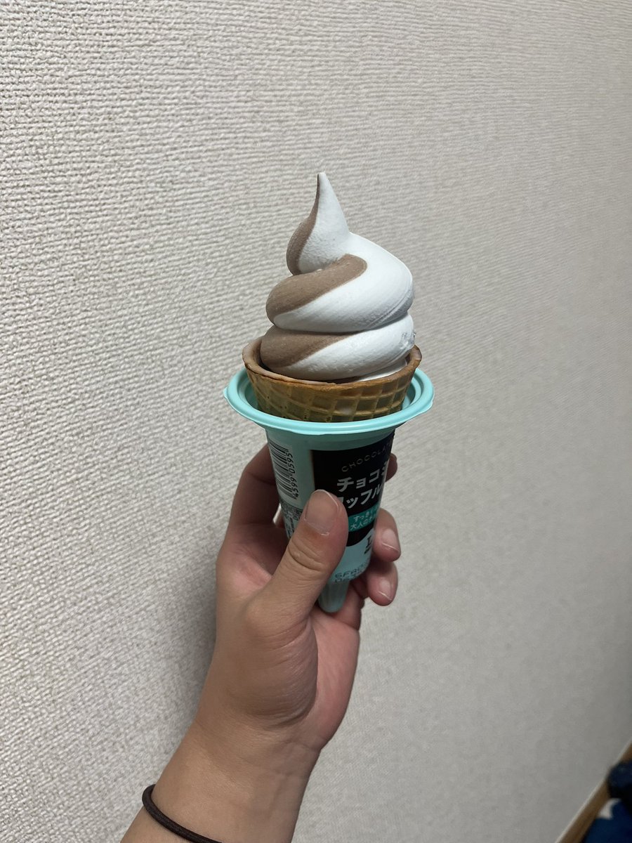ykcn_49's tweet photo. ローソンからもチョコミントのワッフルコーン出てた🥰
ファミマ、セブン、ローソンと食べたけど全部美味しかったな😋💓 https://t.co/GASJir22rl