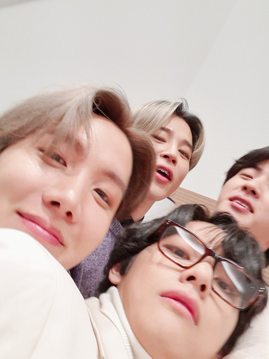 hopegIow's tweet photo. jin: hey can i take this one pic alone
bts: no 💜 https://t.co/QOJ9mvBer8