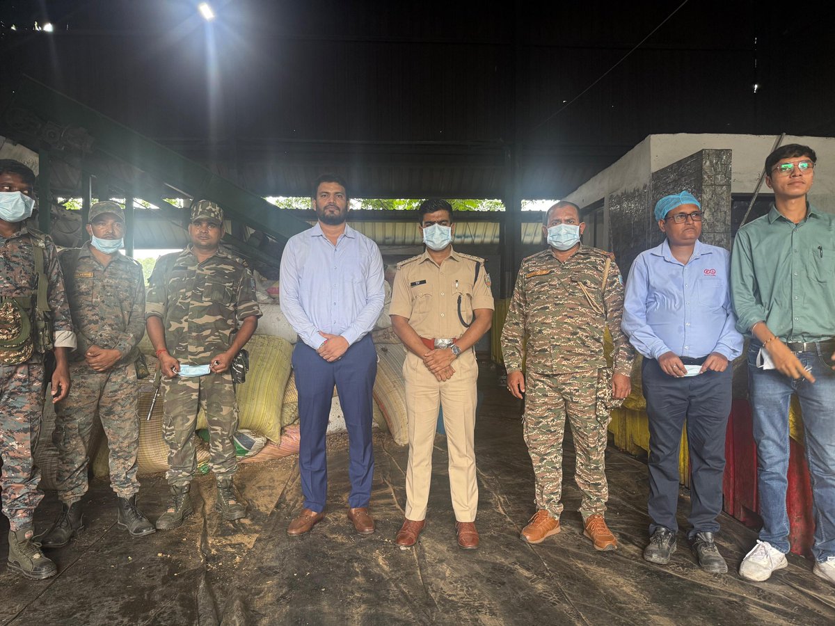HazaribagPolice's tweet photo. हजारीबाग पुलिस ने जिले से नशीले पदार्थों 1452.200kg डोडा, 307.700kg गांजा एवं 5000मि० ली०कफ़ सीरप को बायोमेडिकल वेस्ट प्लांट लोहरदगा में विनष्ट कराया गया।
@JharkhandPolice 
@DGPJH
@IGBokaro
@DIGHazaribagh https://t.co/kWnkHgAamh