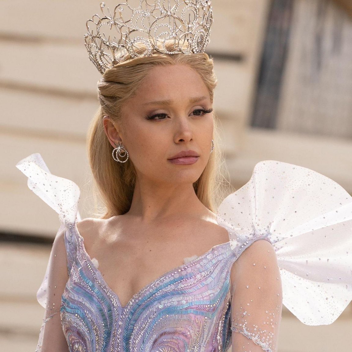 DiscussingFilm's tweet photo. Ariana Grande will no longer appear in ‘AMERICAN HORROR STORY’ Season 13 due to scheduling conflicts with her tour.

(Source: Deadline) https://t.co/n5cSHICxux