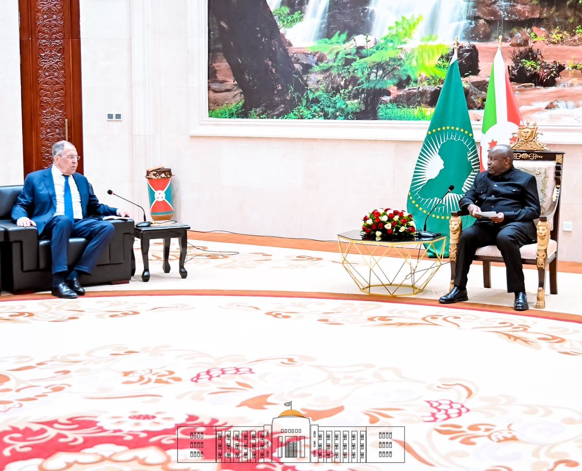 KwaNtare's tweet photo. Umukuru w'igihugu c'U #Burundi Nyenicubahiro Evariste #Ndayishimiye, yakiriye kuri uyu wa 10 Mukakaro 2026 ku kirimba kwa NTARE RUSHATSI Umushikiranganji w'imigenderanire n'ayandi makungu wo mu gihugu c'Uburusiya, Nyakubahwa Sergueï Viktorovitch Lavrov, ari kumwe n'abamuherekeje benshi.
Baganiriye kuvyerekeye gutsimbataza imigenderanire hagati y'Uburundi n'Uburusiya no guteza imbere ubutunzi cane cane m'uburimyi, amasoko ntanganguvu, amagara y'abantu, inyigisho, inyubako, guhanahana ibidandazwa, gutwara ibintu n'abantu, n'ubuhinga bwa none.
Umukuru w'ishirahamwe rya @_AfricanUnion Nyenicubahiro 
@GeneralNeva yasavye yuko ibihugu vya Afrika vyoserukirwa bikwiye muri ya nama mpuzamakungu y'umutekano.
Barabiye hamwe kandi ibibangamiye Afrika, cane cane umutekano muke urangwa m'ubuseruko bw'igihugu ca #RDC no muri Sahel, be no kurwanya ca kiza ruhonyanganda Ebola.
Uyo mushitsi yaboneyeho n'akaryo ko gutumira Umukuru w'igihugu c'U  #Burundi  Nyenicubahiro @GeneralNeva mu nama igira 3 y'Uburusiya na Afrika izoba mu gisagara ca Moscou kw'igenekerezo rya 28-29 Gitugutu 2026, Nyenicubahiro @GeneralNeva akaba yemeye kuzokwitaba ubwo butumwa nk'Umukuru w'ishirahamwe ry'Ubumwe bwa Afrika @_AfricanUnion