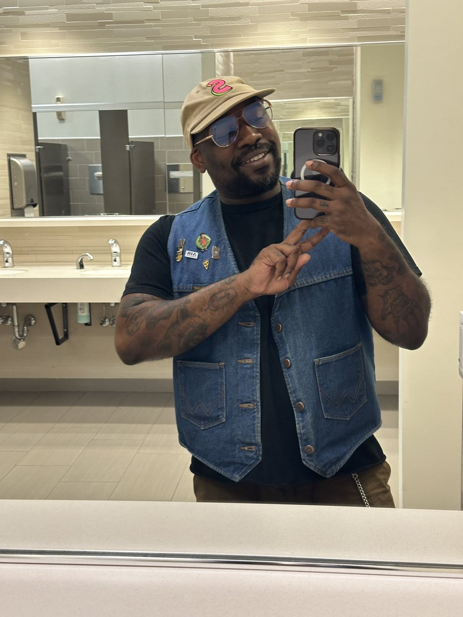 ShowYouSuck's tweet photo. BACK AT WORK BRUH https://t.co/EgeglWWESw