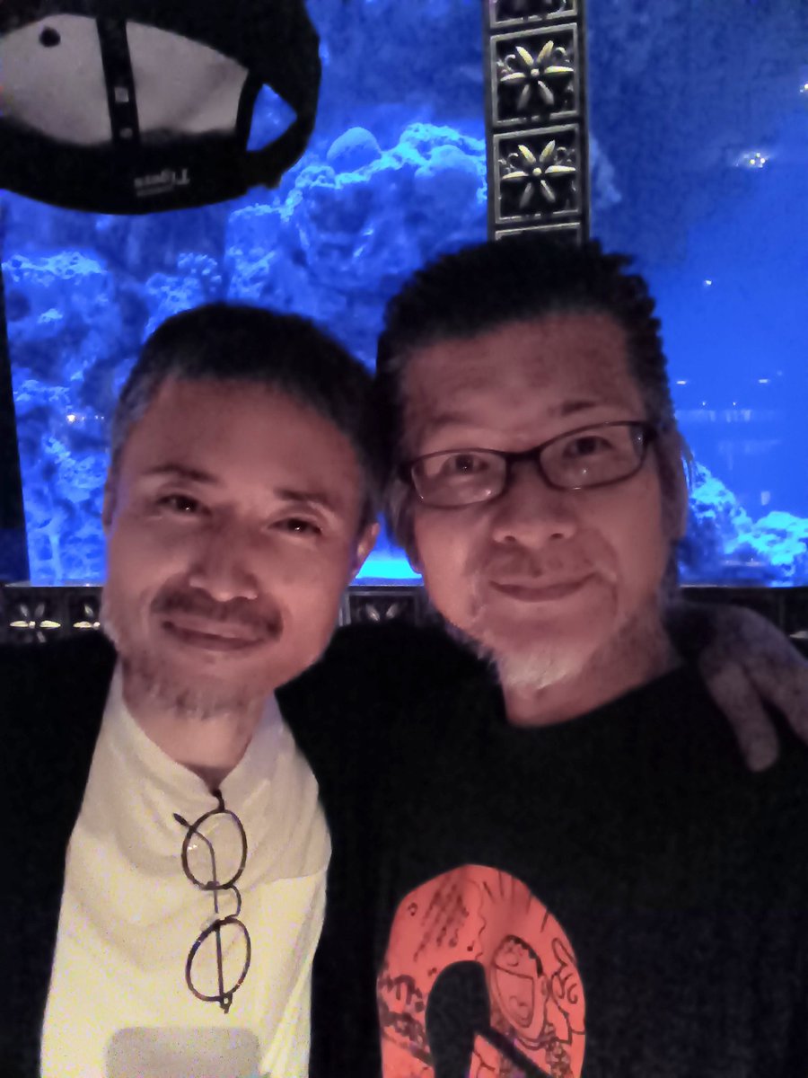 undertheyk's tweet photo. Netflix「ガス人間」、ボーリング刑事こと吉田刑事の話題沸騰に便乗して😁

1枚目　現場移動車内
2枚目　スタンバイ中
3枚目　打ち上げにて
4枚目　（おまけ）大学時代唯一の写真（どっちも顔わからん🤣

1つ想ひ出話をば…↓ https://t.co/4ge3kYMGdN