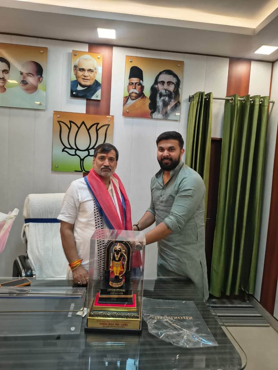 mSinghShashank's tweet photo. प्रणाम 🙏🏻

आज अवध क्षेत्र के क्षेत्रीय आदरणीय श्री अवधेश द्विवेदी जी से भेंट कर उनका आशीर्वाद एवं मार्गदर्शन प्राप्त करने का सौभाग्य मिला। आपके नेतृत्व, स्नेह और प्रेरणा के लिए हृदय से आभार। https://t.co/FdILMsvDDW