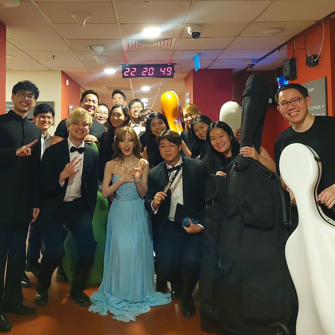 mywanandtheonly's tweet photo. WENDY with some of the orchestra members at sm classics in singapore https://t.co/JTzSJlePG5