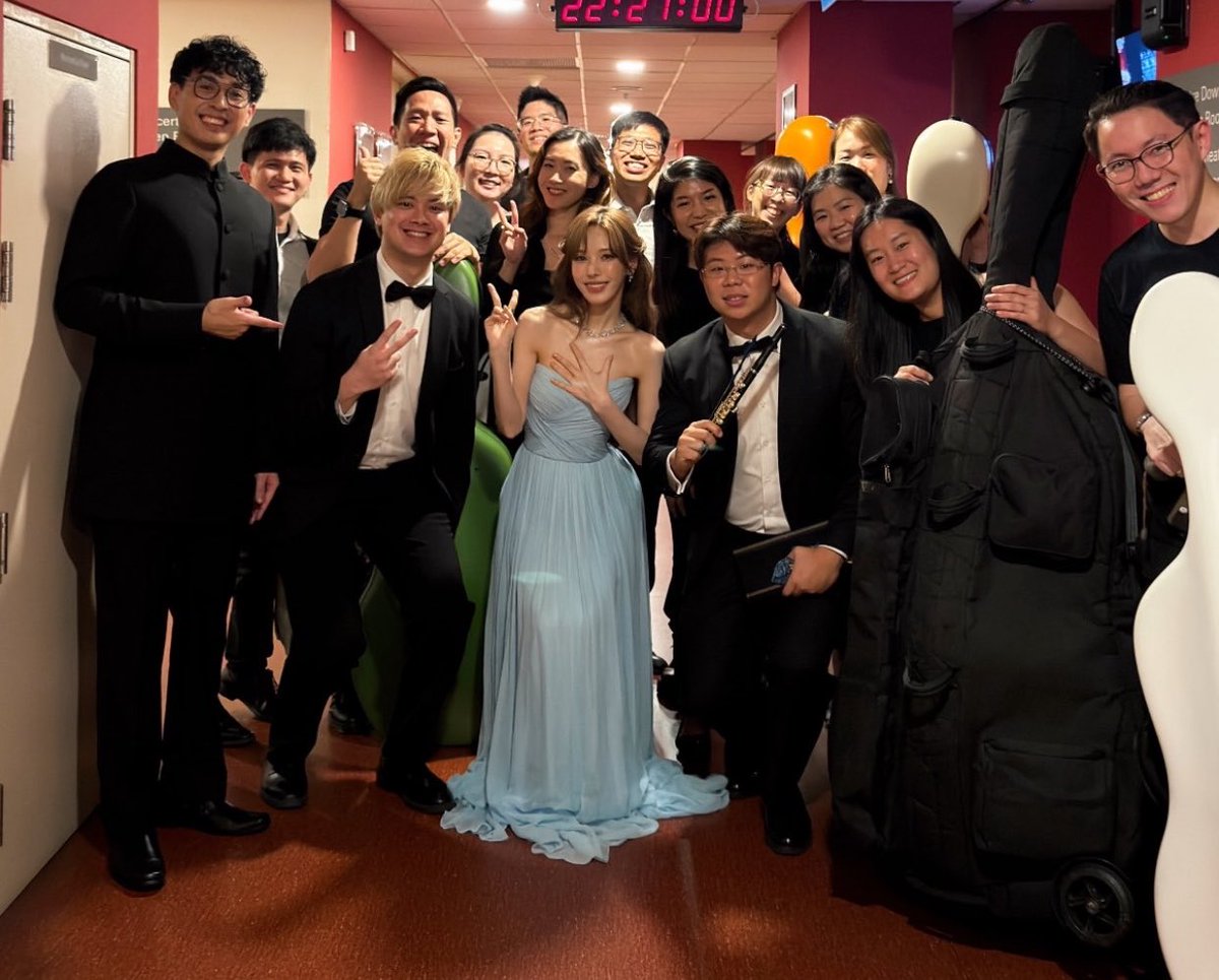 mywanandtheonly's tweet photo. WENDY with some of the orchestra members at sm classics in singapore https://t.co/JTzSJlePG5