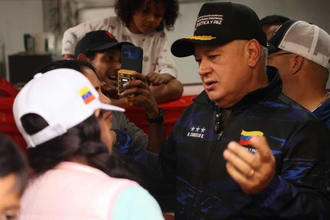 HuberAPerezM's tweet photo. Las autoridades caminan junto al pueblo, verificando la atención integral y escuchando de cerca las necesidades de las familias que perdieron su hogar. La esperanza se construye con hechos. #PorNuestrosNiñosTodo https://t.co/ZztKEBEVVM