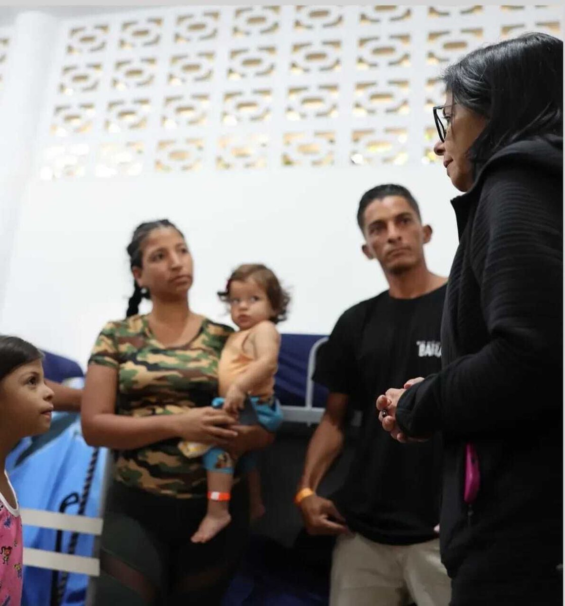 HuberAPerezM's tweet photo. Las autoridades caminan junto al pueblo, verificando la atención integral y escuchando de cerca las necesidades de las familias que perdieron su hogar. La esperanza se construye con hechos. #PorNuestrosNiñosTodo https://t.co/ZztKEBEVVM