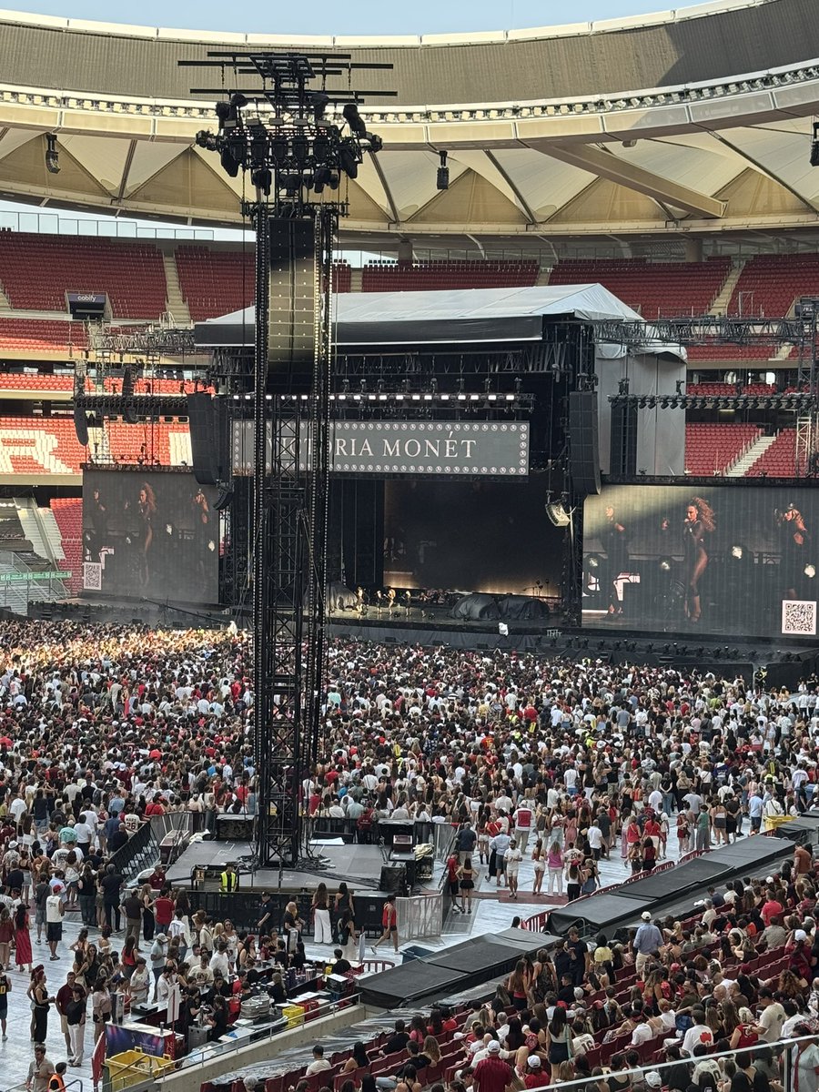 DC19_3008's tweet photo. Vergüenza organización de @TicketmasterES @LiveNationES para el concierto de #brunomars #theromantictour Viaje desde Murcia para tener una columna que tapa el escenario y en la entrada no pone nada de visibilidad reducida. Ademas rehúyen de reubicar https://t.co/ydmKEpTGSp