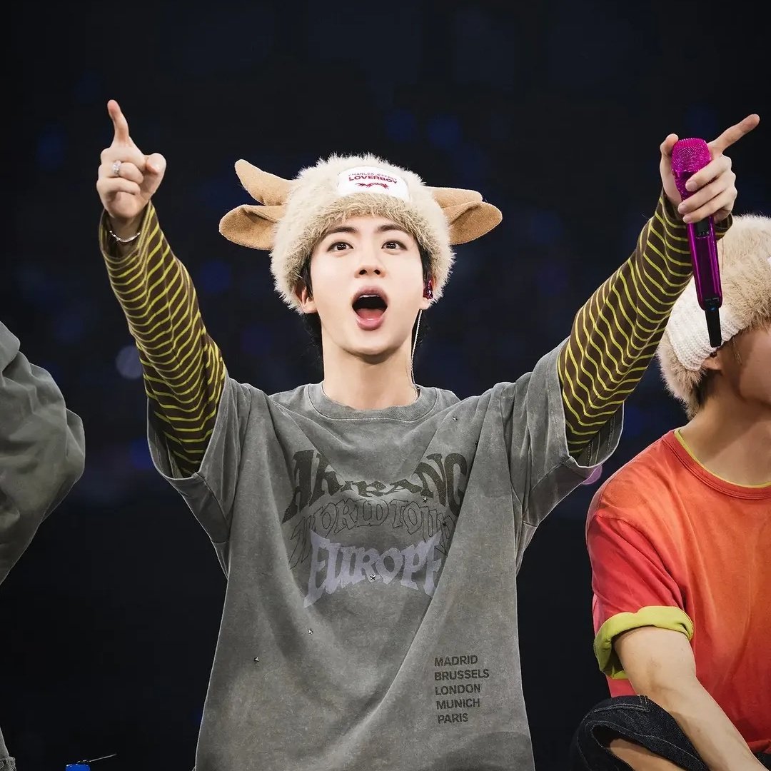 sofia_bejaranoo's tweet photo. La diferencia de vibes que da Seokjin en sus diferentes posts, el hombre más versátil https://t.co/NvO0xIqK0I