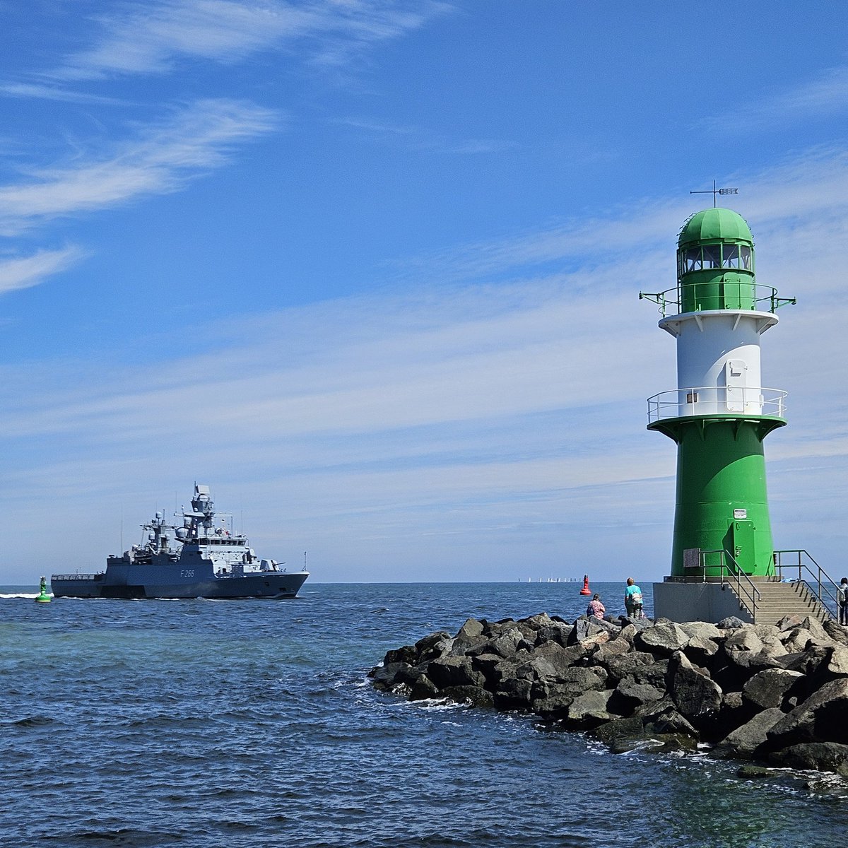 KurtBraatz1's tweet photo. @KurtBraatz
Einfahrt in den Hafen von Warnemünde,,F 266 Marine https://t.co/sce4VACCtX