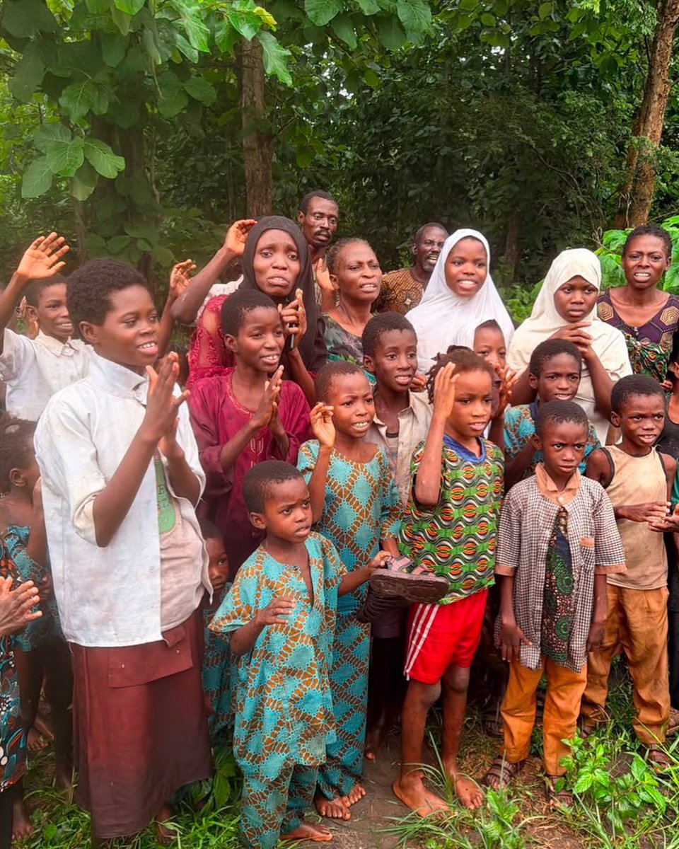 PulseNigeria247's tweet photo. ABDUCTED OYO STUDENTS AND TEACHERS HAVE BEEN RELEASED. 🚨

After 56 days in captivity, all 39 pupils and 7 teachers abducted in Oyo State have been rescued alive. 🙌🏿 https://t.co/PVKLiYL15K
