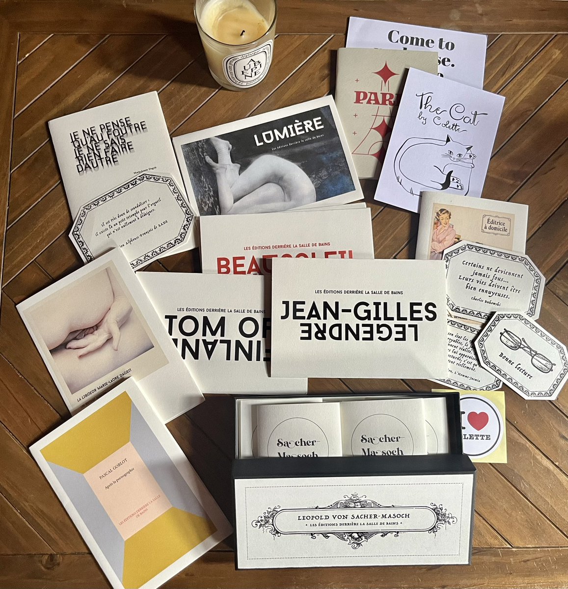 EveFlament's tweet photo. Enfin le plumier Sacher Masoch débordant de textes délicieux…
Merci @poetry_weekend mon salon est plus brûlant que jamais !
Je vais me régaler.
#Poésie #Erotisme #Essentiel https://t.co/8Hom70L8bb
