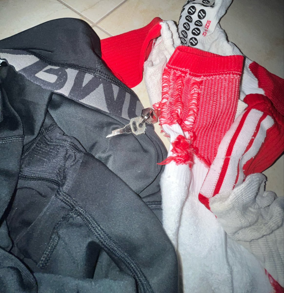 teenalphajay's tweet photo. Who wants me to lose their keys in my dirty laundry after training🔐😂🦶
#findom #finsub #chastity #locked #feet #sweat #musk #alpha #teen #genz https://t.co/5S7wJeIeJl