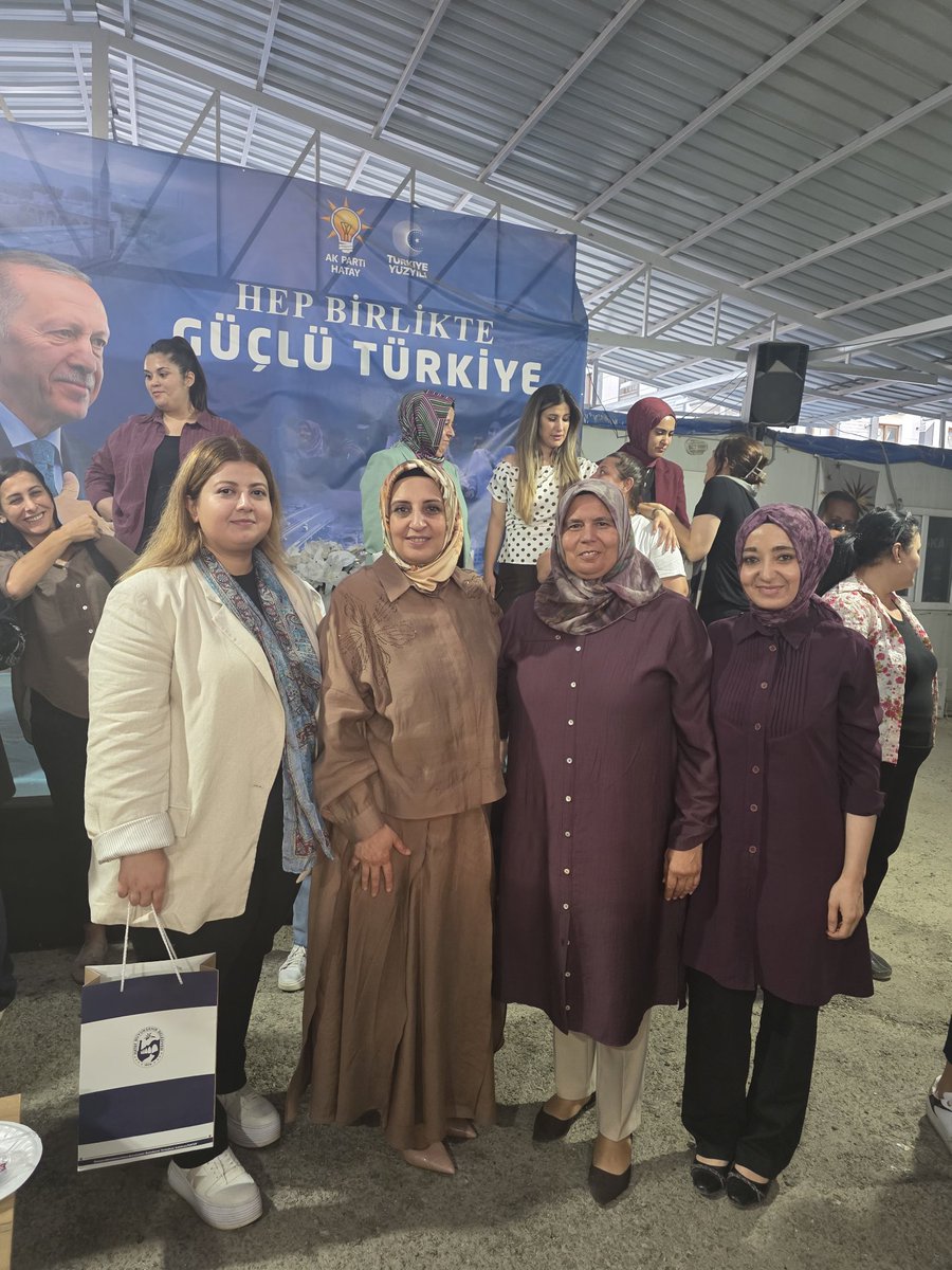 KadHassa's tweet photo. 📍 AK Parti Hatay İl Başkanlığı
Bölge Koordinatörümüz Sayın Meryem KARAKÖSE ve İl Kadın Kolları Başkanımız Sayın Av. Fatma Gül ÇALIM’ın başkanlığında; İlçe Kadın Kolları Başkanlarımız ve teşkilatımızın katılımlarıyla istişare toplantısı gerçekleştirildi. 🇹🇷 https://t.co/CNB2xCY7QC