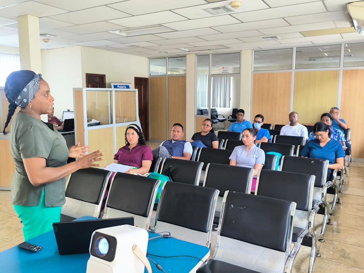 DPSEsmeraldas's tweet photo. 📍#Esmeraldas | El #MSP, a través de la Dirección Provincial de Salud Esmeraldas, y el equipo de la Oficina Técnica de Salud 08OT01 Esmeraldas, desarrolló una jornada de capacitación dirigida a médicos de las unidades operativas, con el objetivo de fortalecer las competencias. https://t.co/Xmyud13K9S