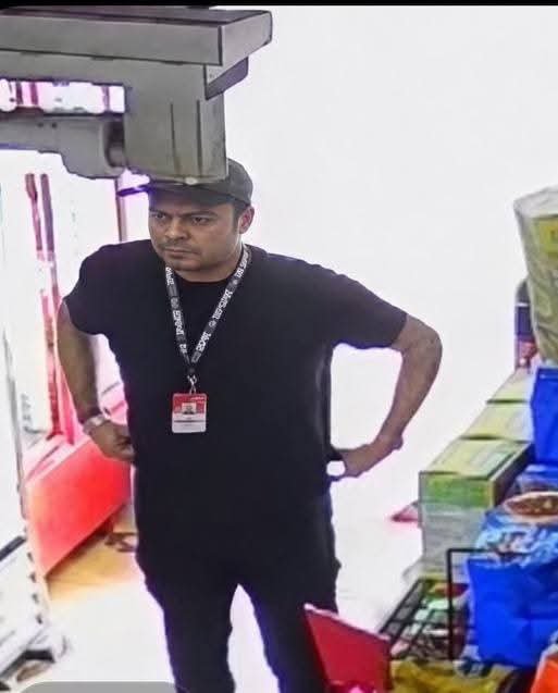Hechizero_38's tweet photo. 🚨 MUCHO MUY IMPORTANTE 🚨
Si en tu negocio acudieron estos RATEROS de Normatividad a quitarte el dinero que con tanto esfuerzo ganaste...¡ DENUNCIALOS ! Estamos a la espera de que @pepechedrauimx nos diga hasta que manos llegaba este efectivo recaudado desde que llegaron ❌ https://t.co/8Evoo1HWM2