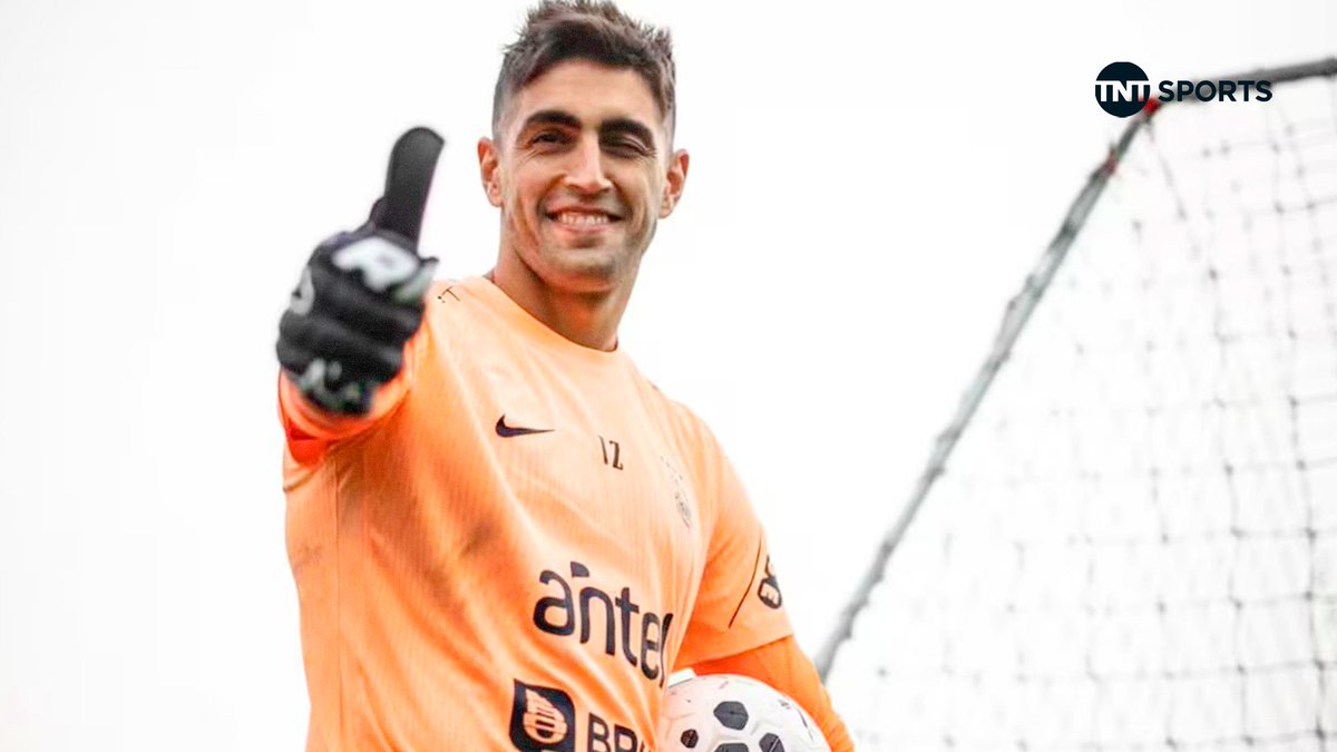 TNTSportsCL's tweet photo. 👀🧤🏁 Una de las prioridades de Fernando Ortiz en #ColoColo: ¿Quién es Santiago Mele?
Los detalles 👉 https://t.co/CsufPzNeTH https://t.co/IxDCjn01eU