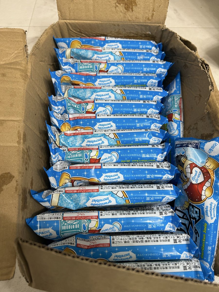 adati1989's tweet photo. 拙者仕事中にガリガリ君食べる病治ってなくてですね🫡
１日8本くらい食べてるでござる🫨
コンビニ以外と高くてですね🥺
業務スーパーで30本買ったでござる😠
病院行ったけどとりあえず貧血は無さそう☹️
ストレスで食べてるだけだからとりあえず食べていいよって先生に言われたでござる🫡 https://t.co/xagQs4H4S2