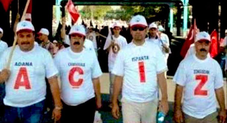 Vamuki2's tweet photo. @ErkanTrukten Dur sana Milletin halini göstereyim. Tshitlerde yazana bak bir de göbeklere bak...🤣 https://t.co/CCYbYnnzL5