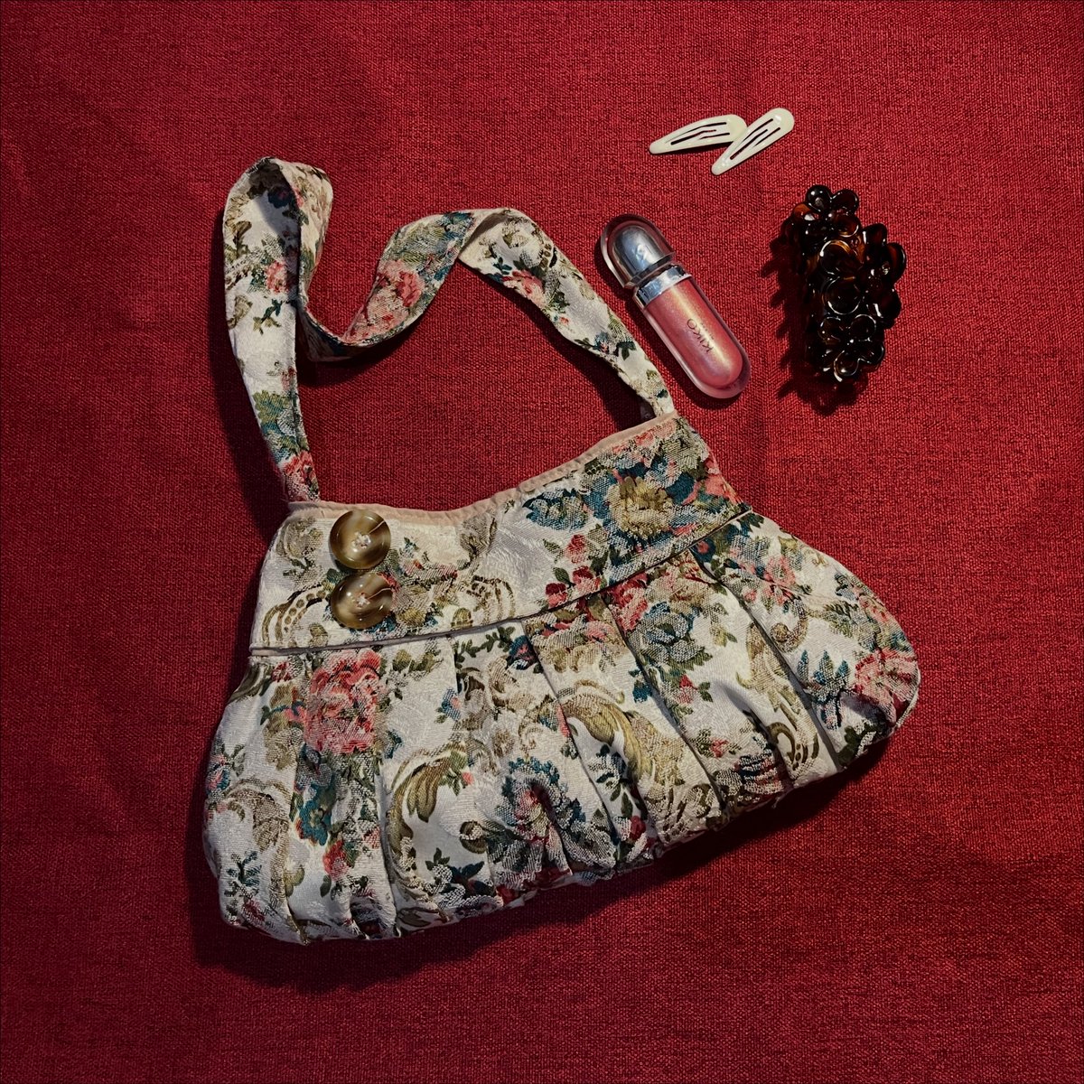 gojobichinha's tweet photo. minha namorada tá vendendo bolsas q ela mesma costura! cada uma ta saindo por 60 reais, ela aceita encomendas 🫶 https://t.co/vwwXmCp6Ad