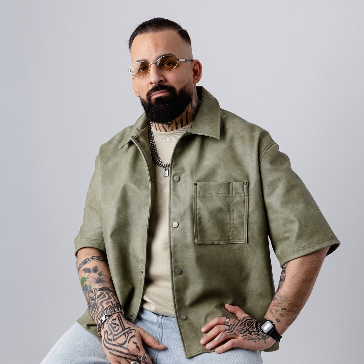 Recherche_RecTv's tweet photo. Justiz ermittelt gegen Hamza Raya 
Der Zürcher Comedian Hamza Raya steht wegen seiner bekannten Videoreihe «Jude vs. Araber» im Fokus der Strafverfolgungsbehörden. Die Zürcher Staatsanwaltschaft prüft, ob einzelne Inhalte gegen die Schweizer Anti-Rassismus-Strafnorm verstosse. https://t.co/mUFuIoYnmU