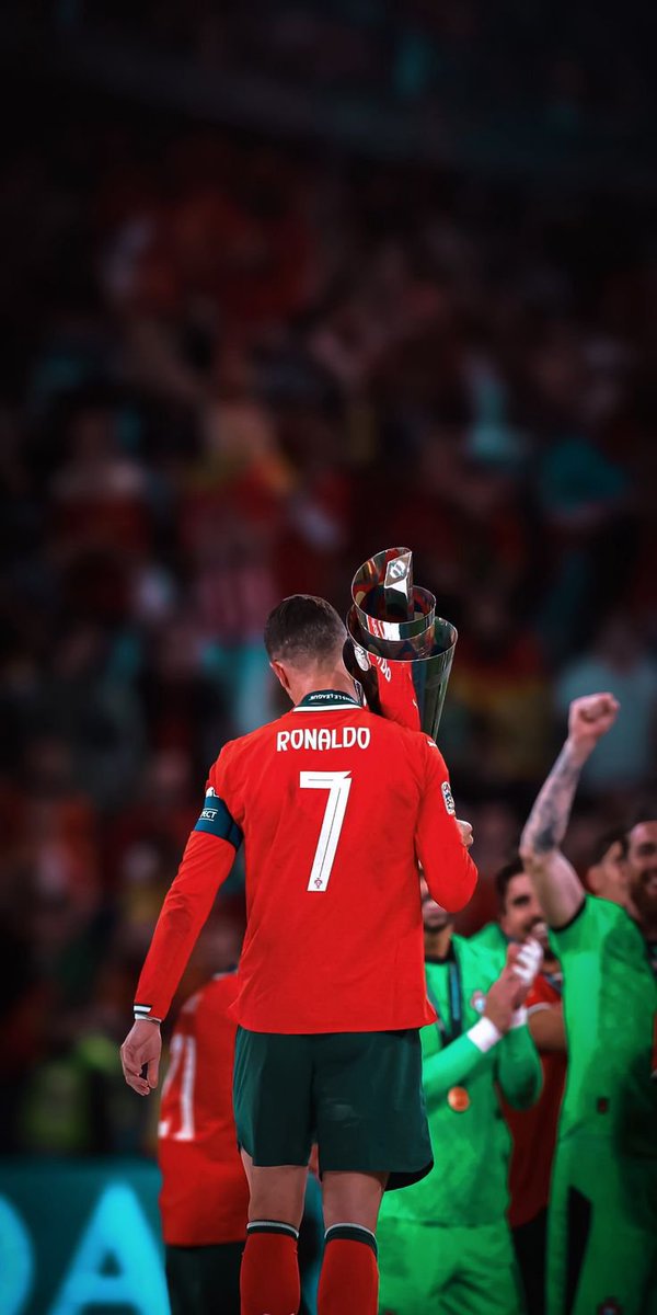 Cr7wall's tweet photo. Ronaldo 🇵🇹 🐐 🏆 https://t.co/bDhhUTLnYp