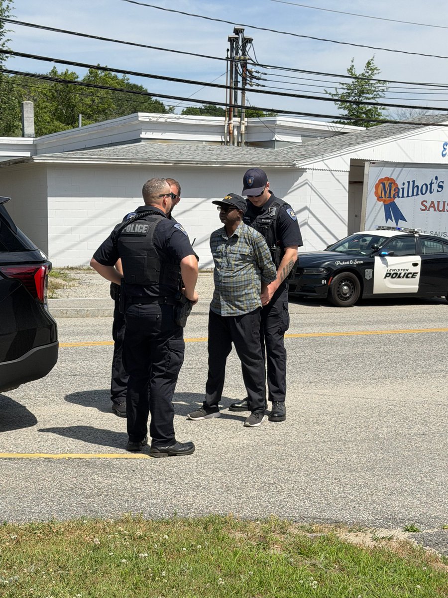 TheMaineWire's tweet photo. UPDATE: The man who allegedly pulled a knife is under arrest https://t.co/gZnaAfIMPX