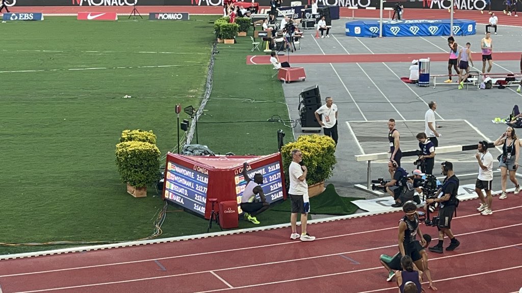 ClaudiaEkai's tweet photo. Emmanuel Wanyonyi breaks the historic 29 year old World Record in the 1000m 🤩

Bringing back the record! https://t.co/54MDi7j4w9